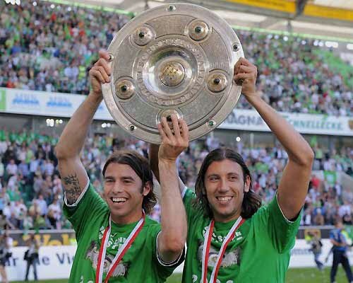 Barzagli e Zaccardo festeggiano la Bundesliga vinta con il Wolfsburg nel 2009.